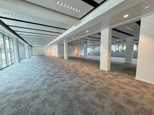 In de Generaal Lemanstraat 61 te Antwerpen-Berchem bevindt zich een recent gerenoveerde kantoorruimte met een eigentijdse uitstraling, volledig aangepast aan de noden van de moderne kantoorgebruiker anno 2025-2026.
Het gelijkvloers beschikt over een oppe