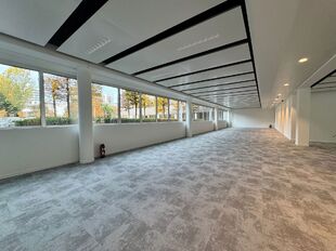 In de Generaal Lemanstraat 61 te Antwerpen-Berchem bevindt zich een recent gerenoveerde kantoorruimte met een eigentijdse uitstraling, volledig aangepast aan de noden van de moderne kantoorgebruiker anno 2025-2026.
Het gelijkvloers beschikt over een oppe