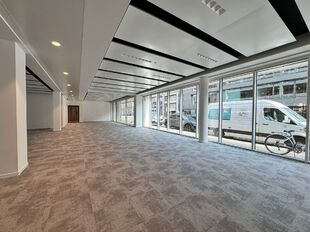 In de Generaal Lemanstraat 61 te Antwerpen-Berchem bevindt zich een recent gerenoveerde kantoorruimte met een eigentijdse uitstraling, volledig aangepast aan de noden van de moderne kantoorgebruiker anno 2025-2026.
Het gelijkvloers beschikt over een oppe