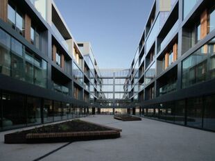 Aan de Posthofbrug in Antwerpen, op een zichtlocatie vlak naast de Antwerpse Ring, bevindt zich een moderne en representatieve kantorensite met een uitstekende bereikbaarheid. Binnen dit project wordt de gelijkvloerse verdieping van ca. 1.014 m&sup2; aangebod