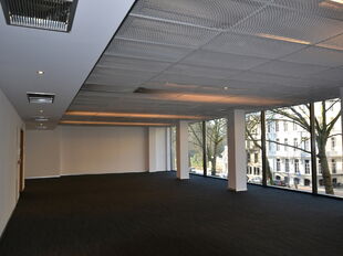 Instapklare kantoorruimte op een uitstekende en strategische ligging, ideaal voor organisaties die comfort en bereikbaarheid centraal stellen.

De kantoorruimte van 364 m&sup2;, gelegen op de 1ste verdieping, beschikt over een heldere en goed indeelbare werkz