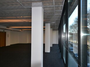 Instapklare kantoorruimte op een uitstekende en strategische ligging, ideaal voor organisaties die comfort en bereikbaarheid centraal stellen.

De kantoorruimte van 364 m&sup2;, gelegen op de 1ste verdieping, beschikt over een heldere en goed indeelbare werkz