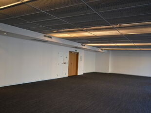 Instapklare kantoorruimte op een uitstekende en strategische ligging, ideaal voor organisaties die comfort en bereikbaarheid centraal stellen.

De kantoorruimte van 364 m&sup2;, gelegen op de 1ste verdieping, beschikt over een heldere en goed indeelbare werkz