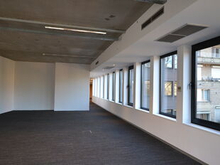 Instapklare kantoorruimte op een uitstekende en strategische ligging, ideaal voor organisaties die comfort en bereikbaarheid centraal stellen.

De kantoorruimte van 364 m&sup2;, gelegen op de 1ste verdieping, beschikt over een heldere en goed indeelbare werkz