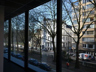 Instapklare kantoorruimte op een uitstekende en strategische ligging, ideaal voor organisaties die comfort en bereikbaarheid centraal stellen.

De kantoorruimte van 364 m&sup2;, gelegen op de 1ste verdieping, beschikt over een heldere en goed indeelbare werkz