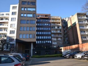 Instapklare kantoorruimte op een uitstekende en strategische ligging, ideaal voor organisaties die comfort en bereikbaarheid centraal stellen.

De kantoorruimte van 364 m&sup2;, gelegen op de 1ste verdieping, beschikt over een heldere en goed indeelbare werkz