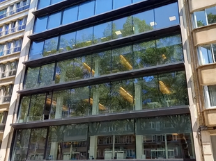 Instapklare kantoorruimte op een uitstekende en strategische ligging, ideaal voor organisaties die comfort en bereikbaarheid centraal stellen.

De kantoorruimte van 364 m&sup2;, gelegen op de 1ste verdieping, beschikt over een heldere en goed indeelbare werkz