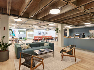 Binnen het recent opgeleverde Maritiem House aan de Olijftakstraat 7 komt op de tweede verdieping een kantoorruimte van 727 m² beschikbaar. Dit moderne en energiezuinige gebouw, in samenwerking met Clockwise Business Center, biedt een inspirerende werkom