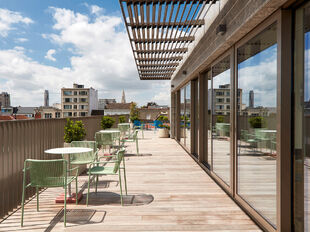 Binnen het recent opgeleverde Maritiem House aan de Olijftakstraat 7 komt op de tweede verdieping een kantoorruimte van 727 m² beschikbaar. Dit moderne en energiezuinige gebouw, in samenwerking met Clockwise Business Center, biedt een inspirerende werkom