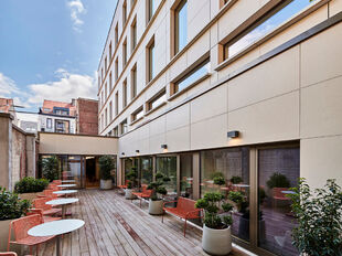 Binnen het recent opgeleverde Maritiem House aan de Olijftakstraat 7 komt op de tweede verdieping een kantoorruimte van 727 m² beschikbaar. Dit moderne en energiezuinige gebouw, in samenwerking met Clockwise Business Center, biedt een inspirerende werkom