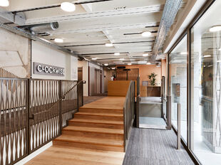 Binnen het recent opgeleverde Maritiem House aan de Olijftakstraat 7 komt op de tweede verdieping een kantoorruimte van 727 m² beschikbaar. Dit moderne en energiezuinige gebouw, in samenwerking met Clockwise Business Center, biedt een inspirerende werkom