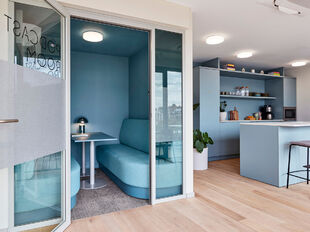 Binnen het recent opgeleverde Maritiem House aan de Olijftakstraat 7 komt op de tweede verdieping een kantoorruimte van 727 m² beschikbaar. Dit moderne en energiezuinige gebouw, in samenwerking met Clockwise Business Center, biedt een inspirerende werkom