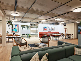 Binnen het recent opgeleverde Maritiem House aan de Olijftakstraat 7 komt op de derde verdieping een kantoorruimte van 727 m&sup2; beschikbaar. Dit moderne en energiezuinige gebouw, in samenwerking met Clockwise Business Center, biedt een inspirerende werkomg