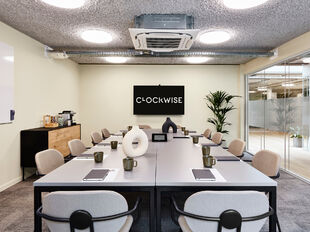 Binnen het recent opgeleverde Maritiem House aan de Olijftakstraat 7 komt op de derde verdieping een kantoorruimte van 727 m&sup2; beschikbaar. Dit moderne en energiezuinige gebouw, in samenwerking met Clockwise Business Center, biedt een inspirerende werkomg