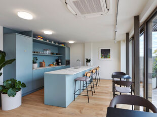 Binnen het recent opgeleverde Maritiem House aan de Olijftakstraat 7 komt op de derde verdieping een kantoorruimte van 727 m&sup2; beschikbaar. Dit moderne en energiezuinige gebouw, in samenwerking met Clockwise Business Center, biedt een inspirerende werkomg