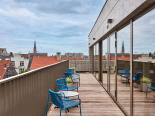 Binnen het recent opgeleverde Maritiem House aan de Olijftakstraat 7 komt op de derde verdieping een kantoorruimte van 727 m&sup2; beschikbaar. Dit moderne en energiezuinige gebouw, in samenwerking met Clockwise Business Center, biedt een inspirerende werkomg