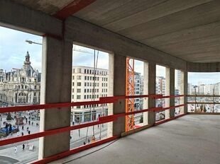 Het betreft de verhuur van moderne kantoorruimtes in het nieuw ontwikkelde gebouw “Lennert Van Leemput”, gelegen op een iconische hoeklocatie aan de Frankrijklei 15, 2000 Antwerpen (hoek De Keyserlei / Frankrijklei). Dit gebouw onderscheidt zich door