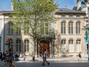 Het betreft de verhuur van een exclusieve kantoorruimte gelegen op de tweede verdieping van een historisch gebouw op topligging in de Meir 85, 2000 Antwerpen. De ruimte omvat ca. 925 m² en werd ingericht volgens het ontwerp van Raf Simons, wat resulteert