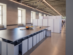 Het betreft de verhuur van een exclusieve kantoorruimte gelegen op de tweede verdieping van een historisch gebouw op topligging in de Meir 85, 2000 Antwerpen. De ruimte omvat ca. 925 m² en werd ingericht volgens het ontwerp van Raf Simons, wat resulteert