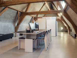 Het betreft de verhuur van een exclusieve kantoorruimte gelegen op de tweede verdieping van een historisch gebouw op topligging in de Meir 85, 2000 Antwerpen. De ruimte omvat ca. 925 m² en werd ingericht volgens het ontwerp van Raf Simons, wat resulteert