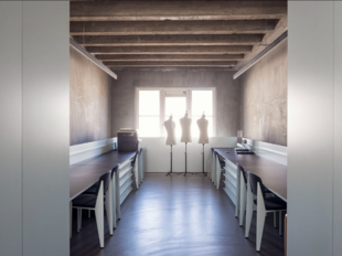 Het betreft de verhuur van een exclusieve kantoorruimte gelegen op de tweede verdieping van een historisch gebouw op topligging in de Meir 85, 2000 Antwerpen. De ruimte omvat ca. 925 m² en werd ingericht volgens het ontwerp van Raf Simons, wat resulteert