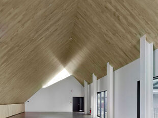 In het voormalige gebouw van Katoen Natie komt deze instapklare kantoorruimte van ca. 130 m&sup2; beschikbaar. De unit bevindt zich op de derde verdieping achteraan van het gebouw en biedt een aangename en functionele werkomgeving.

De ruimte beschikt over ee