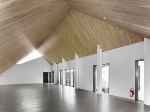 In het voormalige gebouw van Katoen Natie komt deze instapklare kantoorruimte van ca. 130 m&sup2; beschikbaar. De unit bevindt zich op de derde verdieping achteraan van het gebouw en biedt een aangename en functionele werkomgeving.

De ruimte beschikt over ee