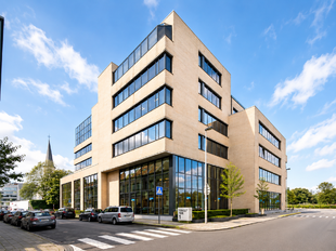 Het betreft beschikbare kantoorruimten langs de Antwerpse Singel in de Singel Building. De locatie is uiterst zichtbaar en biedt een strategische uitvalsbasis voor elk bedrijf. Dankzij de directe aansluiting op de Singel en de nabijheid van de belangrijks