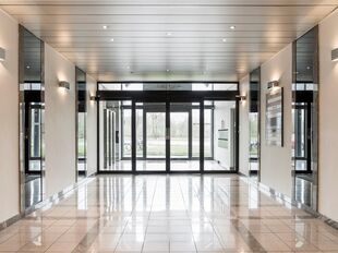 Het betreft beschikbare kantoorruimten langs de Antwerpse Singel in de Singel Building. De locatie is uiterst zichtbaar en biedt een strategische uitvalsbasis voor elk bedrijf. Dankzij de directe aansluiting op de Singel en de nabijheid van de belangrijks