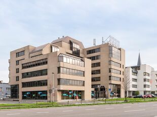 Het betreft beschikbare kantoorruimten langs de Antwerpse Singel in de Singel Building. De locatie is uiterst zichtbaar en biedt een strategische uitvalsbasis voor elk bedrijf. Dankzij de directe aansluiting op de Singel en de nabijheid van de belangrijks