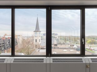 Het betreft beschikbare kantoorruimten langs de Antwerpse Singel in de Singel Building. De locatie is uiterst zichtbaar en biedt een strategische uitvalsbasis voor elk bedrijf. Dankzij de directe aansluiting op de Singel en de nabijheid van de belangrijks