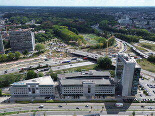 Het Antwerp Ring Center (ARC) aan de Noordersingel biedt 4.000 m&sup2; flexibele kantoorruimte, verdeeld over vier verdiepingen. U kunt zowel een volledige verdieping als een kleinere oppervlakte huren, afgestemd op de noden van uw bedrijf.

De kantoren zijn 
