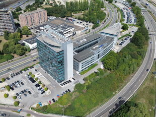 Het Antwerp Ring Center (ARC) aan de Noordersingel biedt 4.000 m&sup2; flexibele kantoorruimte, verdeeld over vier verdiepingen. U kunt zowel een volledige verdieping als een kleinere oppervlakte huren, afgestemd op de noden van uw bedrijf.

De kantoren zijn 