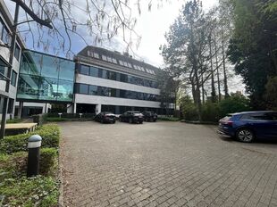 Onmiddellijk beschikbare kantoorruimte in &ldquo;Garden Square&rdquo; te Wilrijk, gelegen op een vlot bereikbare en strategische locatie. De site is uitstekend toegankelijk, zowel met het openbaar vervoer als met de wagen, dankzij de nabijheid van belangrijke inv