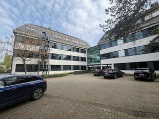 Onmiddellijk beschikbare kantoorruimte in Garden Square te Wilrijk, gelegen op een vlot bereikbare en strategische locatie. De site is uitstekend bereikbaar, zowel met het openbaar vervoer als met de wagen, dankzij de nabijheid van belangrijke invalswegen