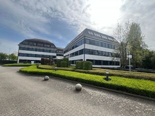 Onmiddellijk beschikbare kantoorruimte in Garden Square te Wilrijk, gelegen op een vlot bereikbare en strategische locatie. De site is uitstekend bereikbaar, zowel met het openbaar vervoer als met de wagen, dankzij de nabijheid van belangrijke invalswegen