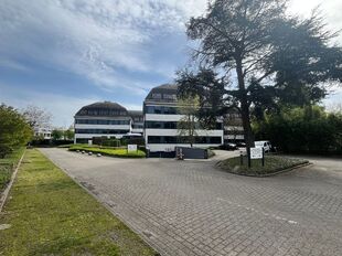 Onmiddellijk beschikbare kantoorruimte in Garden Square te Wilrijk, gelegen op een vlot bereikbare en strategische locatie. De site is uitstekend bereikbaar, zowel met het openbaar vervoer als met de wagen, dankzij de nabijheid van belangrijke invalswegen