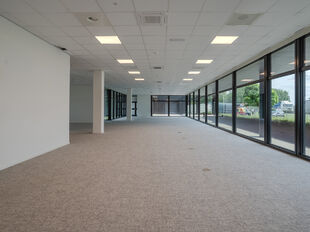 Het betreft de verhuur van een instapklare kantoorruimte van 633 m² in het modern uitgeruste Keetberg Logistic Center te Melsele, strategisch gelegen nabij de grote invalswegen richting Antwerpen.

De kantoorruimte profiteert van veel natuurlijk licht, e