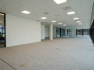 Het betreft de verhuur van een instapklare kantoorruimte van 633 m² in het modern uitgeruste Keetberg Logistic Center te Melsele, strategisch gelegen nabij de grote invalswegen richting Antwerpen.

De kantoorruimte profiteert van veel natuurlijk licht, e