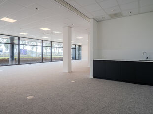 Het betreft de verhuur van een instapklare kantoorruimte van 633 m² in het modern uitgeruste Keetberg Logistic Center te Melsele, strategisch gelegen nabij de grote invalswegen richting Antwerpen.

De kantoorruimte profiteert van veel natuurlijk licht, e