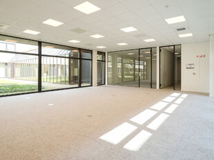 Het betreft de verhuur van een instapklare kantoorruimte van 633 m² in het modern uitgeruste Keetberg Logistic Center te Melsele, strategisch gelegen nabij de grote invalswegen richting Antwerpen.

De kantoorruimte profiteert van veel natuurlijk licht, e