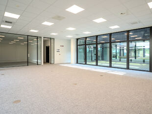 Het betreft de verhuur van een instapklare kantoorruimte van 633 m² in het modern uitgeruste Keetberg Logistic Center te Melsele, strategisch gelegen nabij de grote invalswegen richting Antwerpen.

De kantoorruimte profiteert van veel natuurlijk licht, e