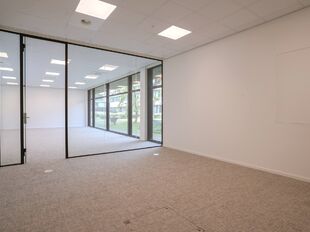 Het betreft de verhuur van een instapklare kantoorruimte van 633 m² in het modern uitgeruste Keetberg Logistic Center te Melsele, strategisch gelegen nabij de grote invalswegen richting Antwerpen.

De kantoorruimte profiteert van veel natuurlijk licht, e