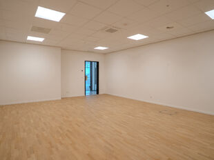 Het betreft de verhuur van een instapklare kantoorruimte van 633 m² in het modern uitgeruste Keetberg Logistic Center te Melsele, strategisch gelegen nabij de grote invalswegen richting Antwerpen.

De kantoorruimte profiteert van veel natuurlijk licht, e