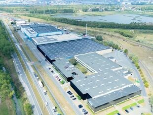 Het betreft de verhuur van een instapklare kantoorruimte van 633 m² in het modern uitgeruste Keetberg Logistic Center te Melsele, strategisch gelegen nabij de grote invalswegen richting Antwerpen.

De kantoorruimte profiteert van veel natuurlijk licht, e