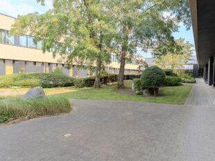 Het betreft de verhuur van een instapklare kantoorruimte van 633 m² in het modern uitgeruste Keetberg Logistic Center te Melsele, strategisch gelegen nabij de grote invalswegen richting Antwerpen.

De kantoorruimte profiteert van veel natuurlijk licht, e