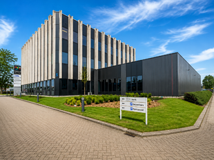 Op een uitstekende zichtlocatie langs de Prins Boudewijnlaan 5 in Kontich bevindt zich dit representatief en modern kantoorgebouw met een totale oppervlakte van ca. 6.500 m², verdeeld over drie bovengrondse verdiepingen.
Dankzij de strategische ligging
