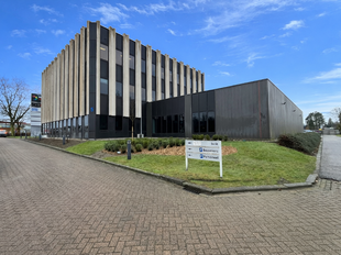 Op een uitstekende zichtlocatie langs de Prins Boudewijnlaan 5 in Kontich bevindt zich dit representatief en modern kantoorgebouw met een totale oppervlakte van ca. 6.500 m&sup2;, verdeeld over drie bovengrondse verdiepingen.

Dankzij de strategische ligging 