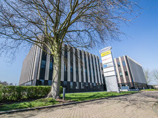 Op een uitstekende zichtlocatie langs de Prins Boudewijnlaan 5 in Kontich bevindt zich dit representatief en modern kantoorgebouw met een totale oppervlakte van ca. 6.500 m&sup2;, verdeeld over drie bovengrondse verdiepingen.

Dankzij de strategische ligging 