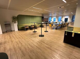 Op een uitstekende zichtlocatie langs de Prins Boudewijnlaan 5 in Kontich bevindt zich dit representatief en modern kantoorgebouw met een totale oppervlakte van ca. 6.500 m&sup2;, verdeeld over drie bovengrondse verdiepingen.

Dankzij de strategische ligging 